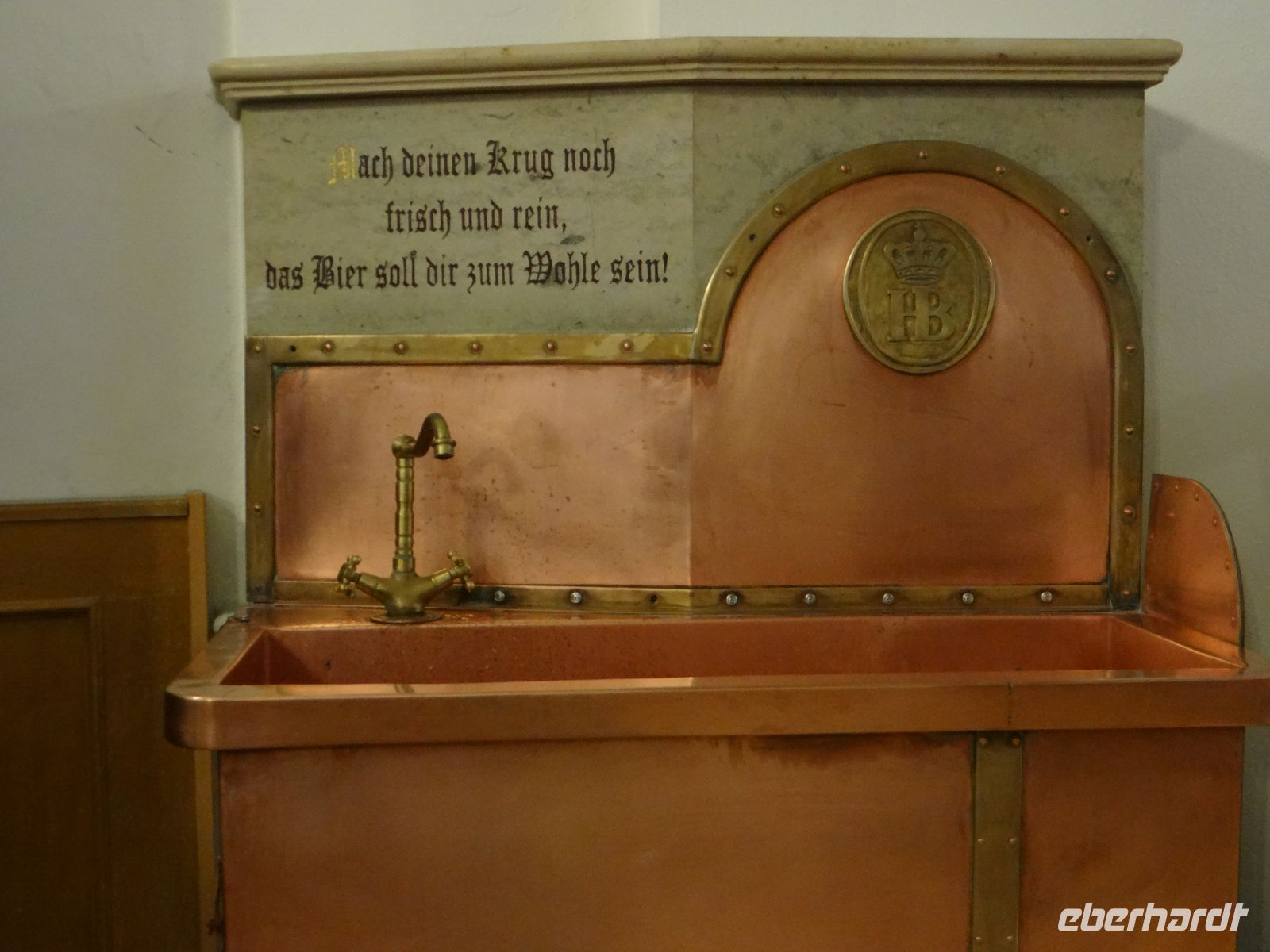 München, Hofbräuhaus, hier wäscht jeder sein Bierseidel aus, bevor er wieder im Regal verschlossen wird.