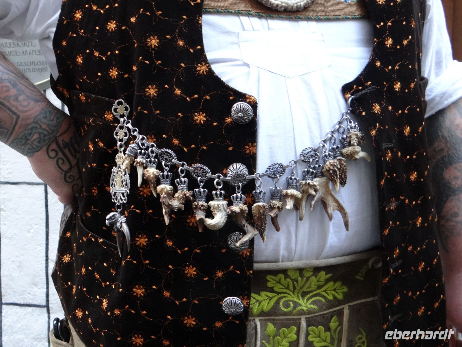 München, ein Charivari, das der Besitzer stolz trägt. 