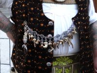 München, ein Charivari, das der Besitzer stolz trägt. 