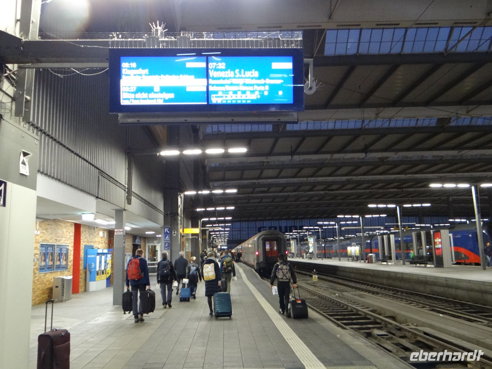 München, wir laufen zu unserem Zug nach Verona.