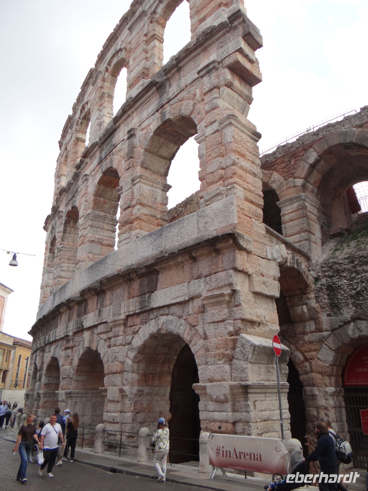 Verona, die Außenwandung der Arena war noch höher als heute.