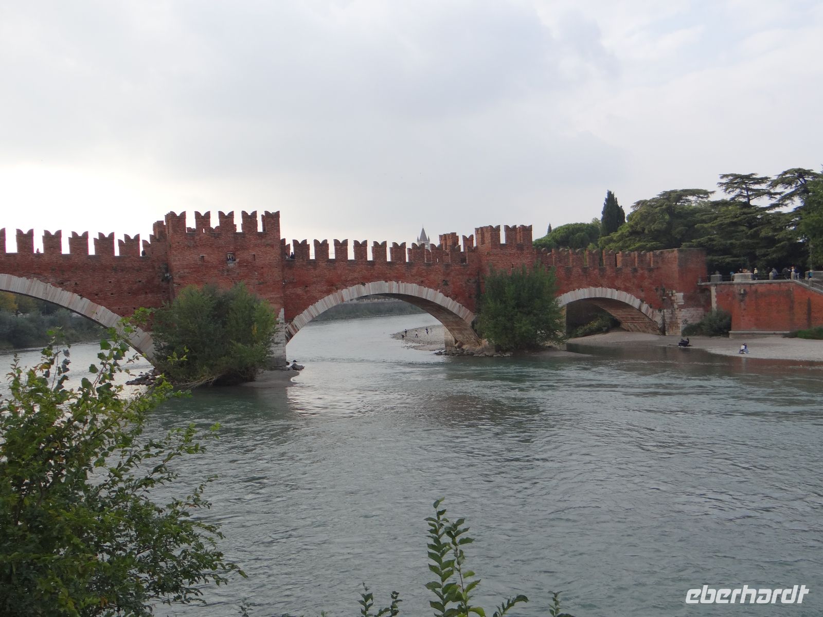 Verona, die Scaliger-Brücke mit Zinnen, die wie Schwalbenschwänze aussehen.