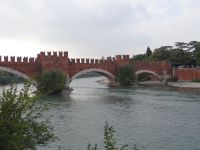 Verona, die Scaliger-Brücke mit Zinnen, die wie Schwalbenschwänze aussehen.
