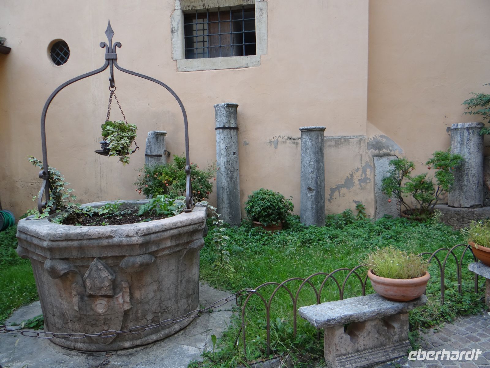 Verona, der malerische Innenhof von San Lorenzo.
