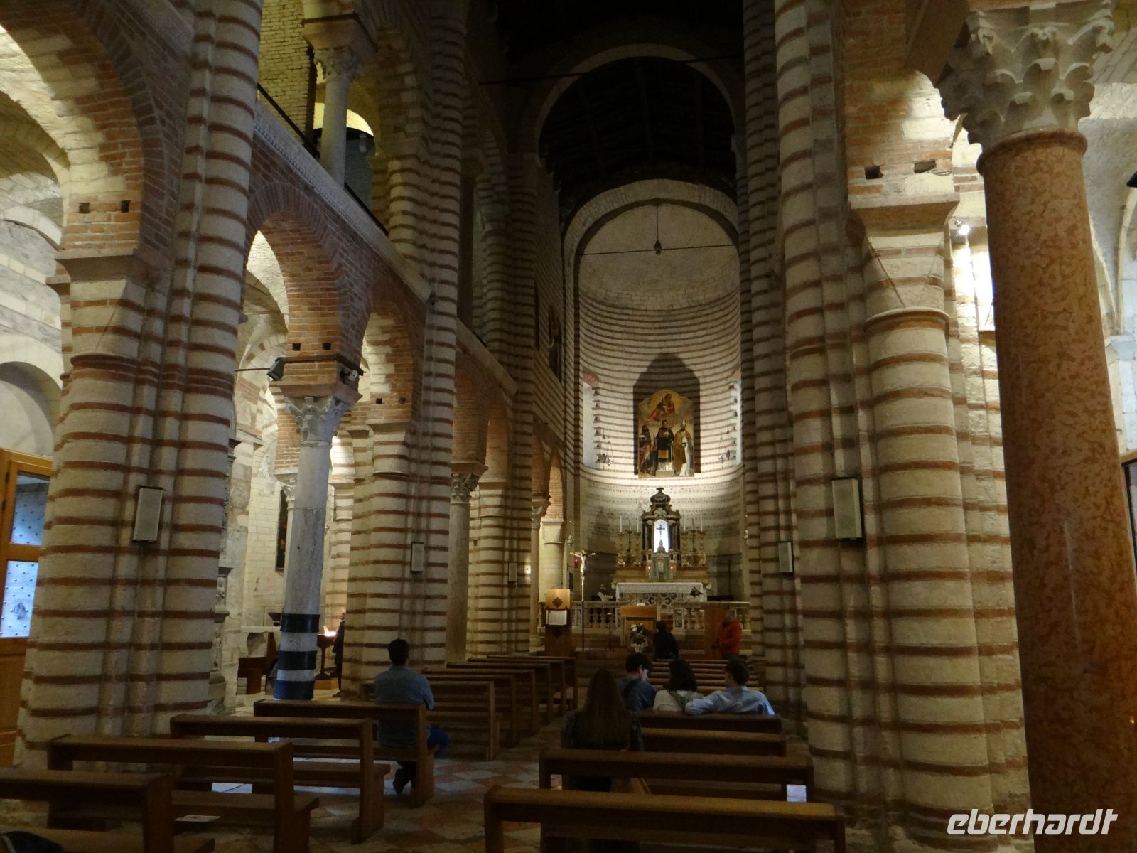 Verona, der Innenraum von San Lorenzo, der nach dem Zweiten Weltkrieg wieder aufgebaut worden ist. 