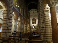 Verona, der Innenraum von San Lorenzo, der nach dem Zweiten Weltkrieg wieder aufgebaut worden ist. 