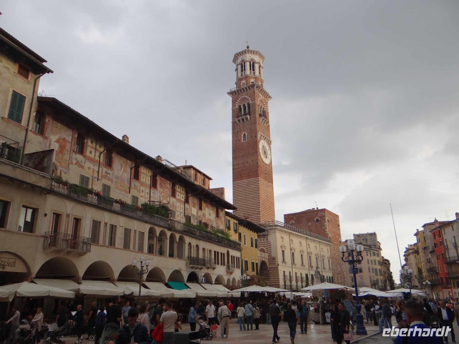 Verona, Piazza delle Erbe, umstanden von malerischen Häusern.
