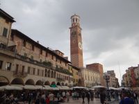Verona, Piazza delle Erbe, umstanden von malerischen Häusern.