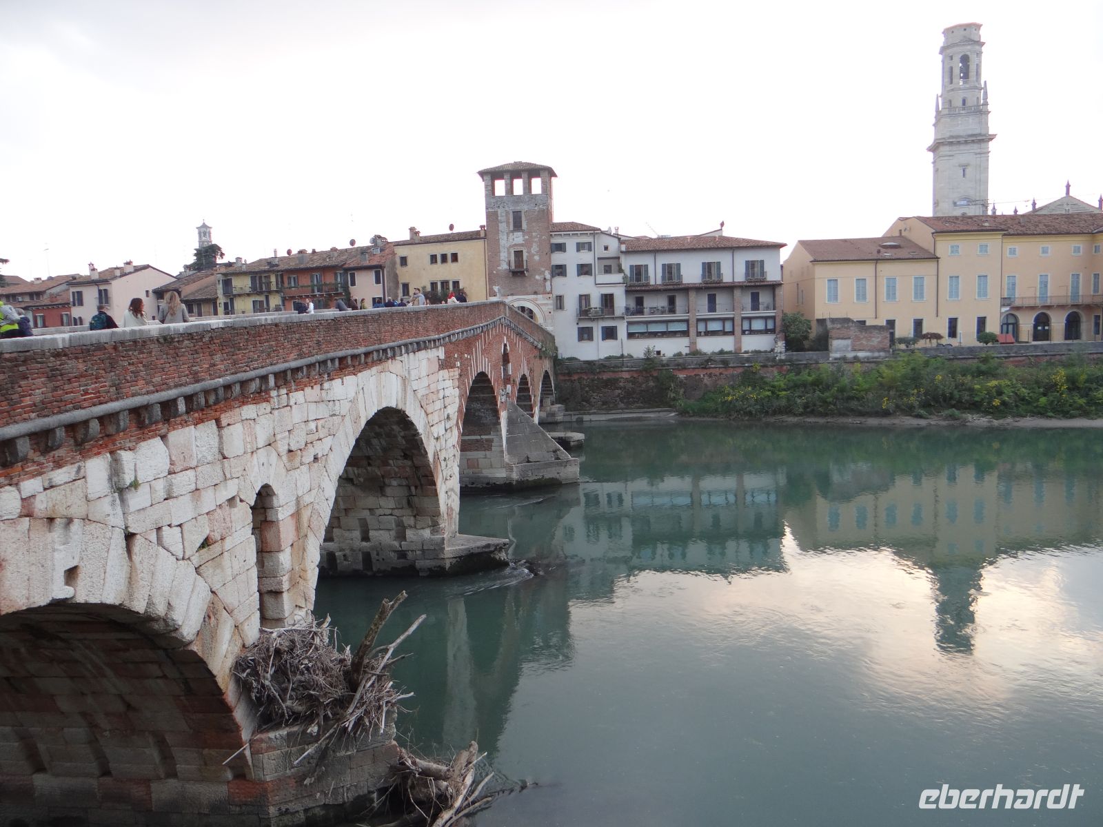 Verona, Ponte Pietra ist nach dem Zweiten Weltkrieg wieder aufgebaut worden. 