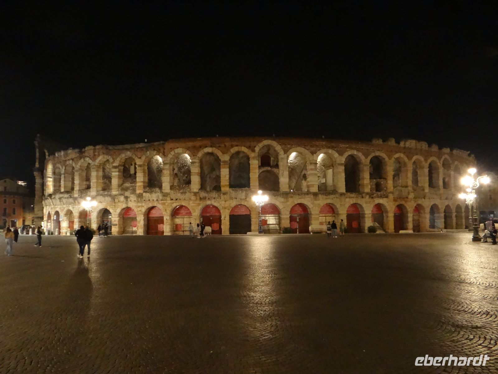 Verona, die Arena im nächtlichen Lichterglanz.