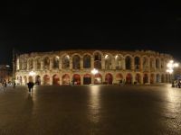 Verona, die Arena im nächtlichen Lichterglanz.