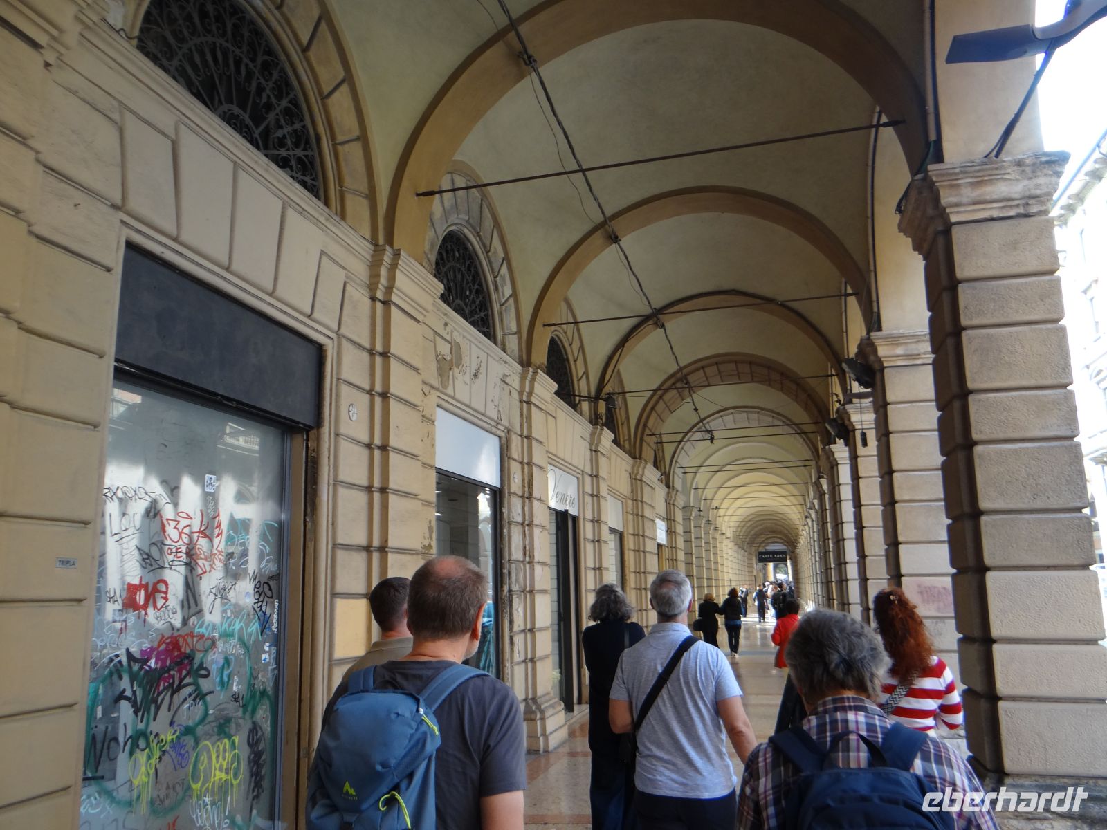 Bologna, wir spazieren durch die Arkaden.