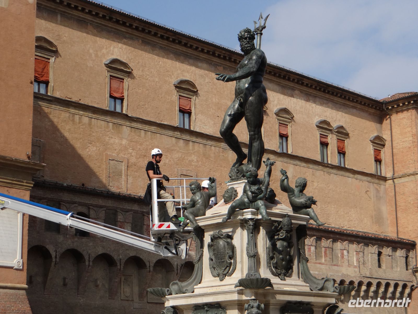 Bologna. Piazza Maggiore, der Neptunbrunnen wird in Augenschein genommen. 