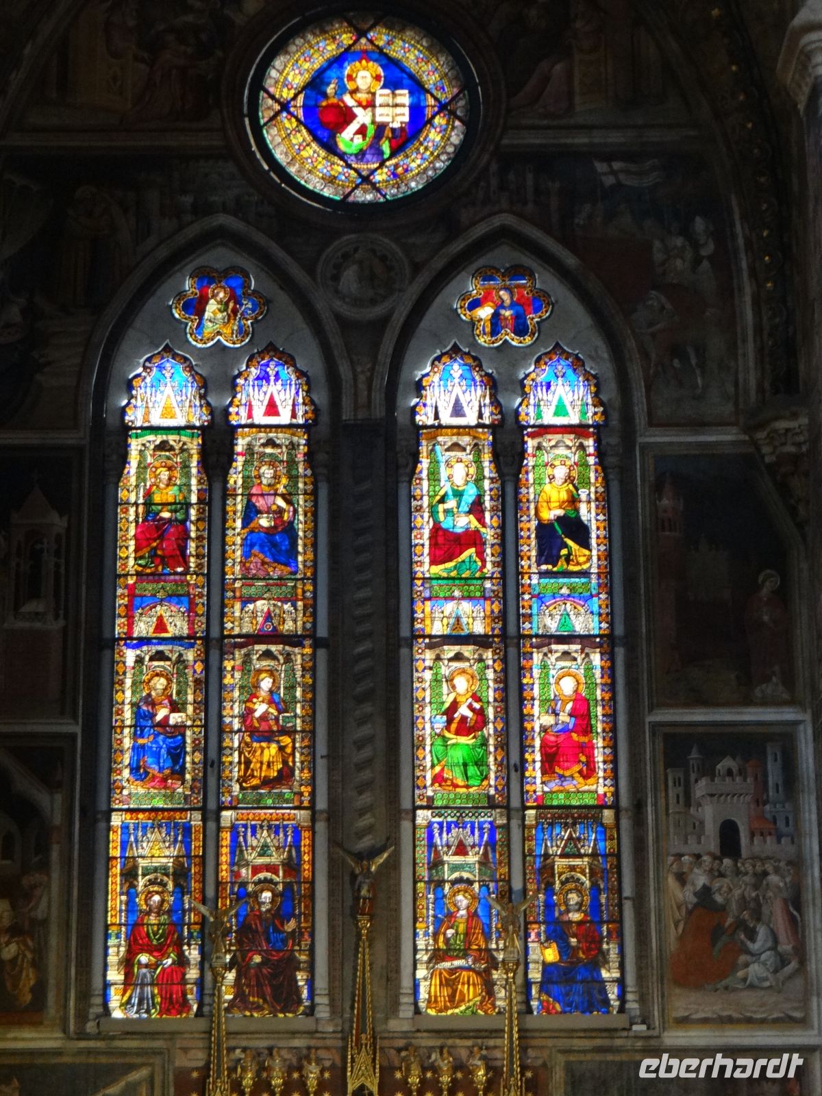 Bologna, die Fenster der Basilica di San Petronio sind bis zu 600 Jahre alt und leuchten wie am ersten Tag. 