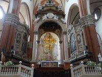 Bologna, das barocke Fresko an der Apsis ist eine Interimslösung. Man wollte am Hauptschiff weiterbauen. 