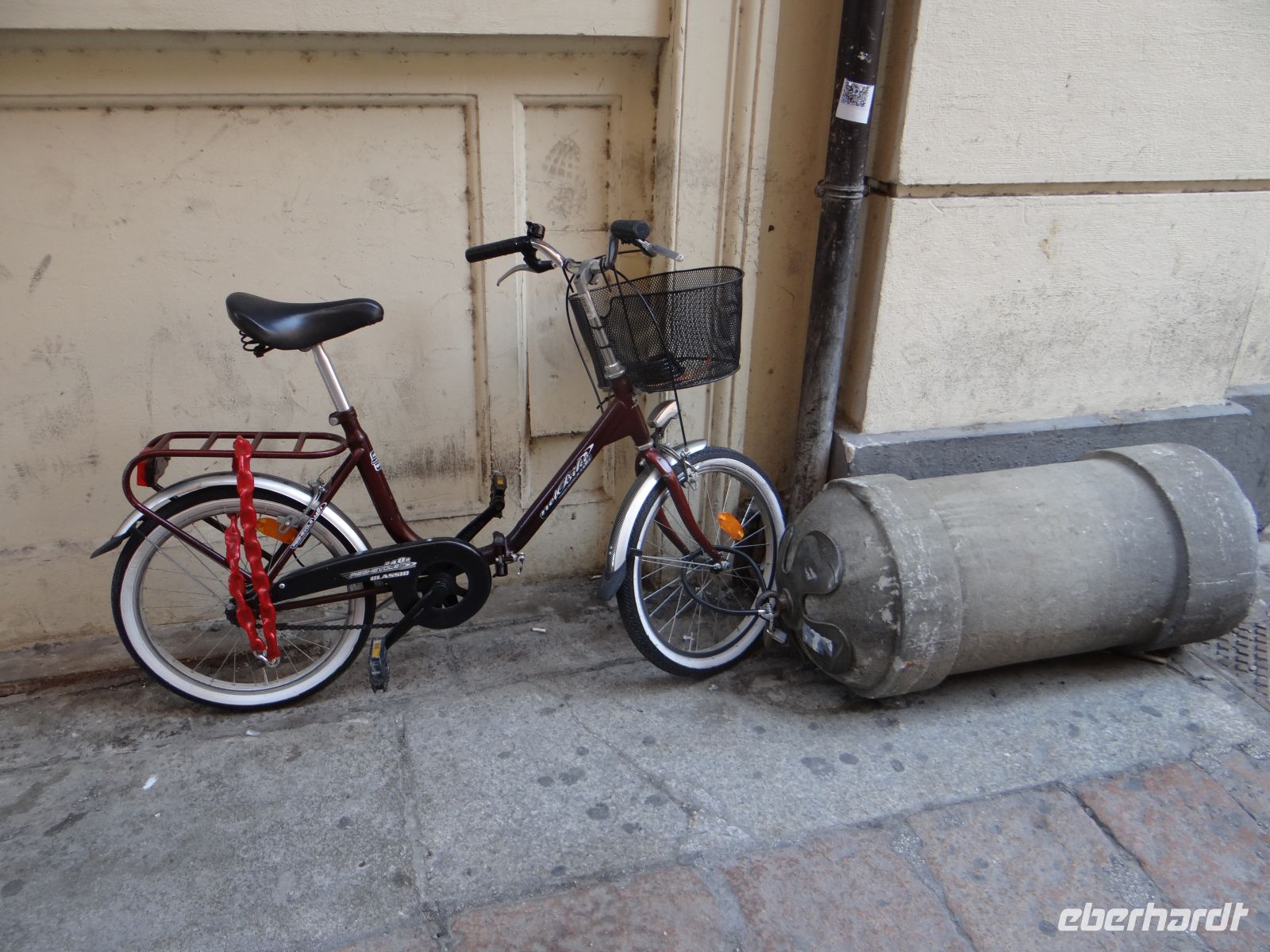 Bologna, das Rad ist an den Stein gekettet - eine sichere Lösung. 