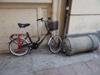 Bologna, das Rad ist an den Stein gekettet - eine sichere Lösung. 