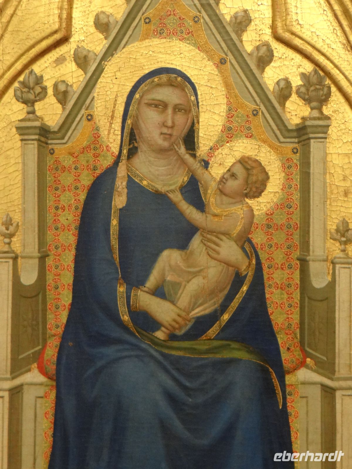 Bologna, Pinacoteca Nazionale, Giotto zeigt das Jesuskind verspielt, es nestelt am Kinnband seiner Mutter. 