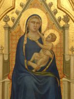 Bologna, Pinacoteca Nazionale, Giotto zeigt das Jesuskind verspielt, es nestelt am Kinnband seiner Mutter. 