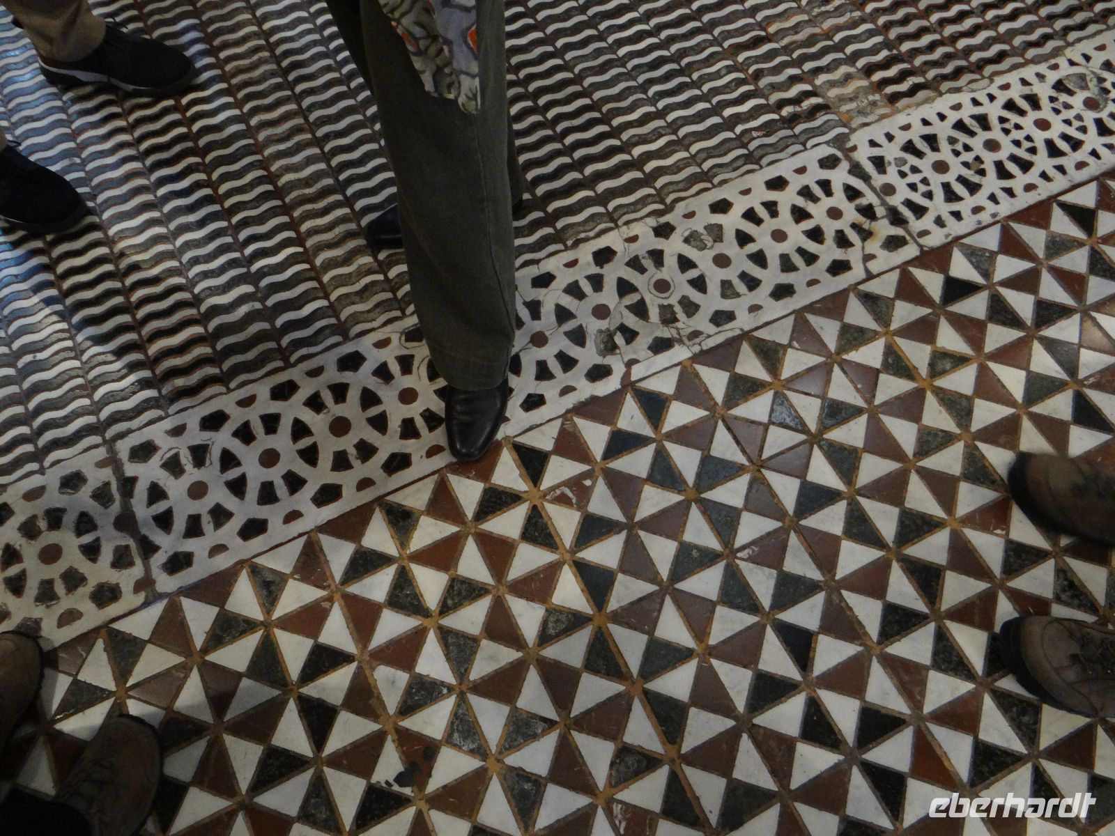 Florenz, der Fußboden im Baptisterium scheint mit Teppichen belegt zu sein. Diese Tradition stammt von den Normannen.