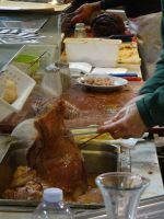 Florenz, Markthalle, Deftiges wird serviert. 