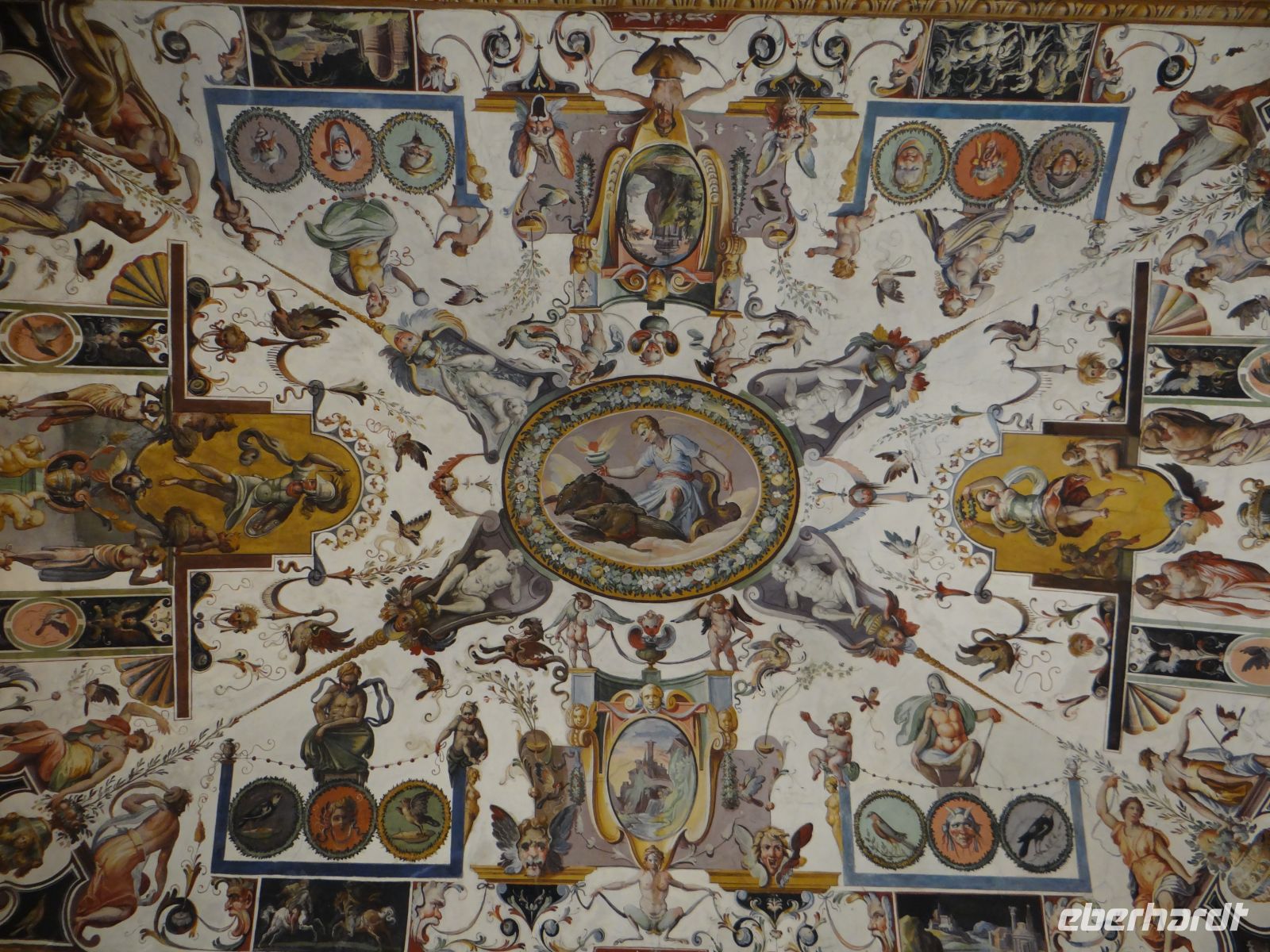 Florenz, Uffizien, Grotesken schmücken die Decken der Galerie. Mit gerecktem Hals gibt es viel zu gucken.