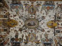 Florenz, Uffizien, Grotesken schmücken die Decken der Galerie. Mit gerecktem Hals gibt es viel zu gucken.