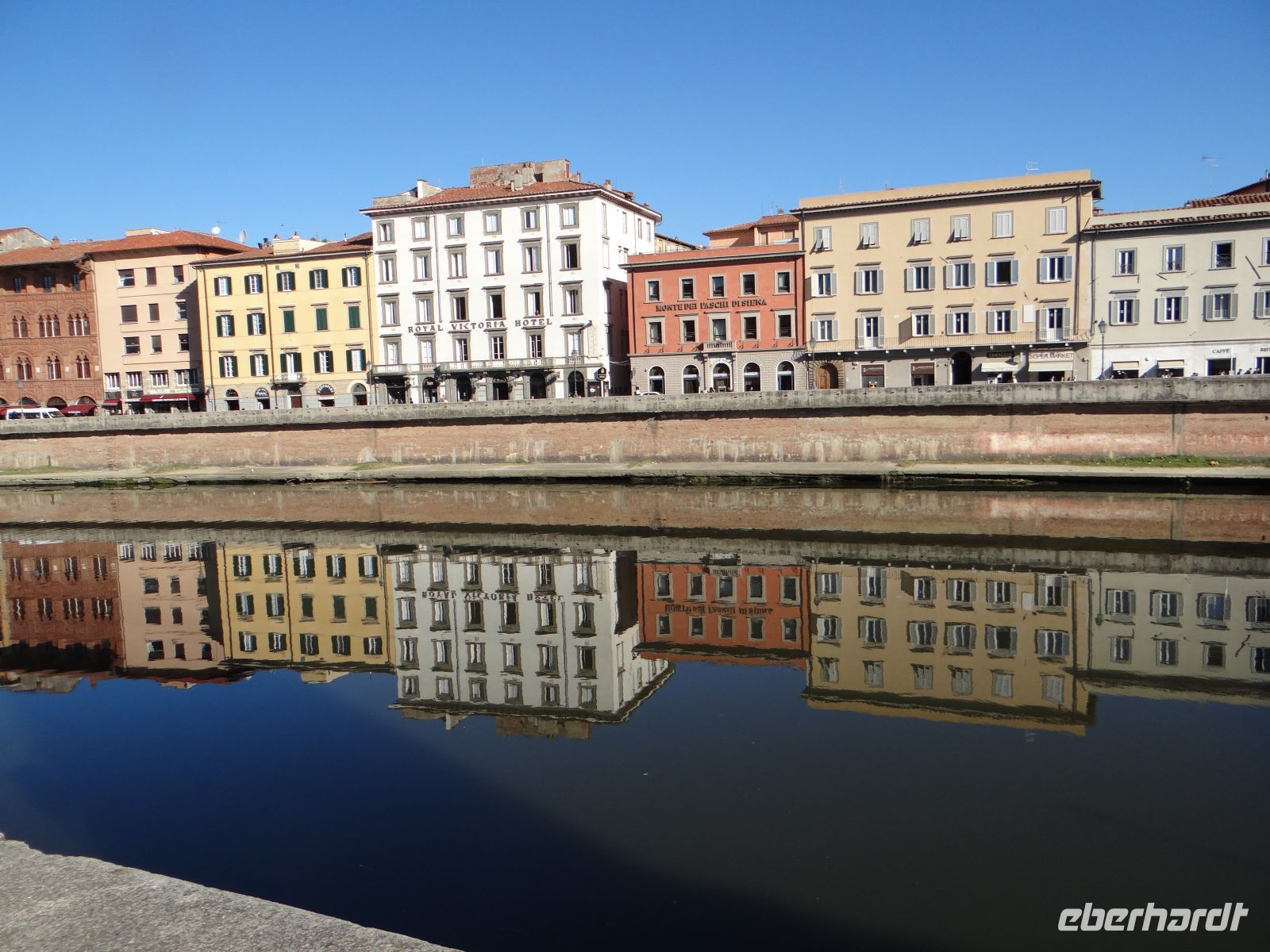 Pisa, im Arno spiegeln sich die das Ufer säumenden Paläste. 