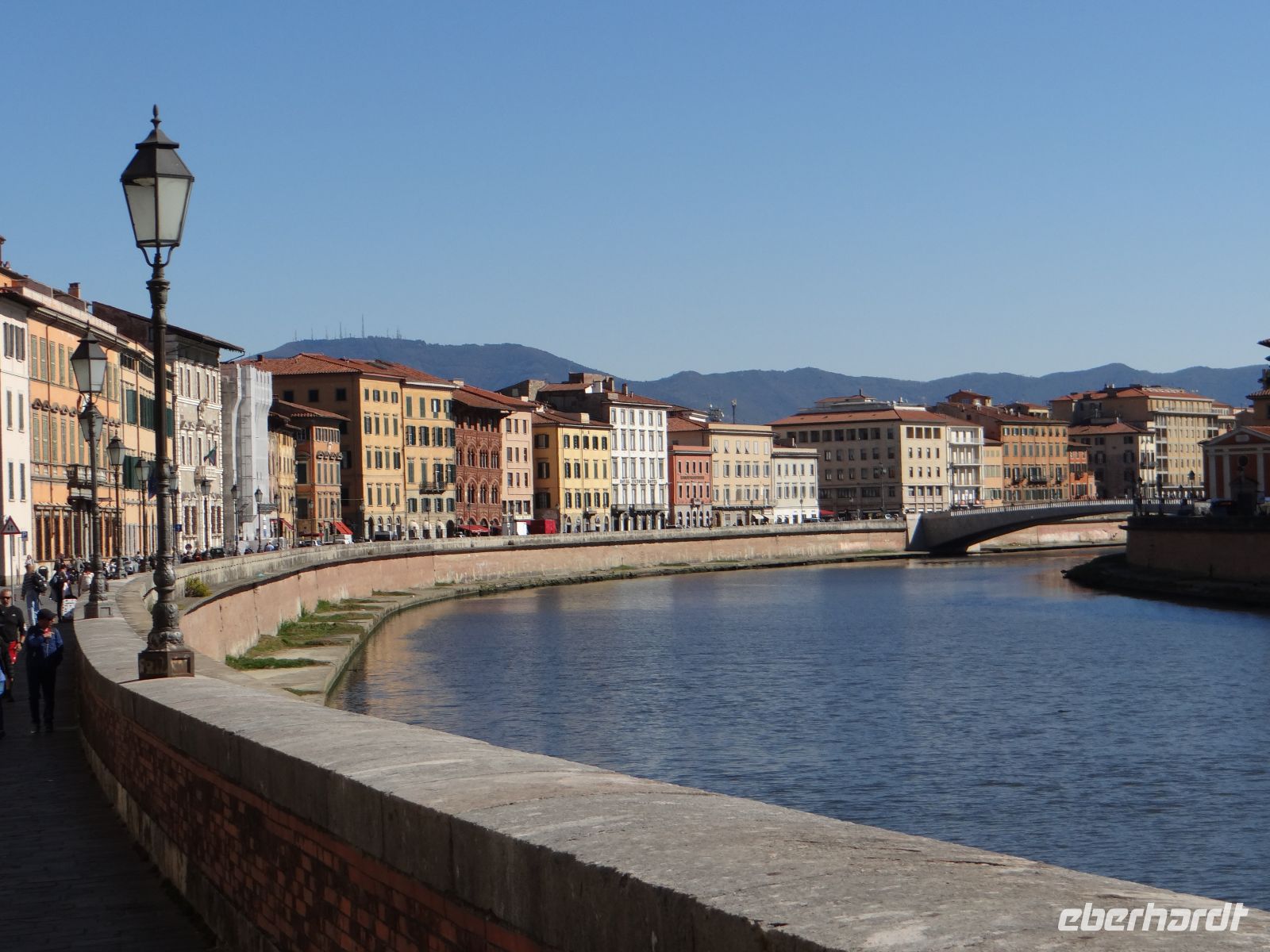 Pisa, der Arno fließt hier in einem weiten Bogen durch die Stadt. Im Hintergrund der Apennin. 