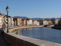 Pisa, der Arno fließt hier in einem weiten Bogen durch die Stadt. Im Hintergrund der Apennin. 