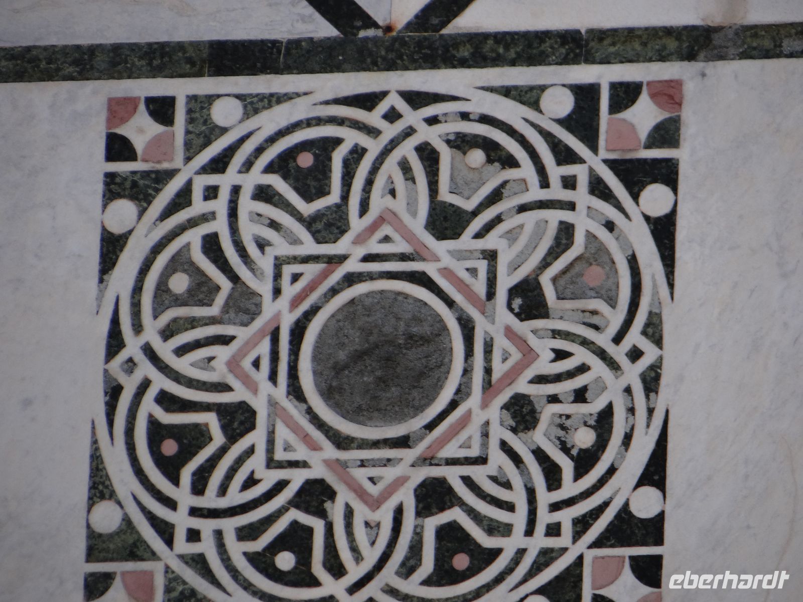 Pisa, der Abakus von Leonardo Fibonacci an der Kirchenfassade von San Nicola.