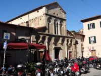 Pisa, der Vorplatz von San Frediano: ein typisches Bild mit Kirche, Café und Vespas.
