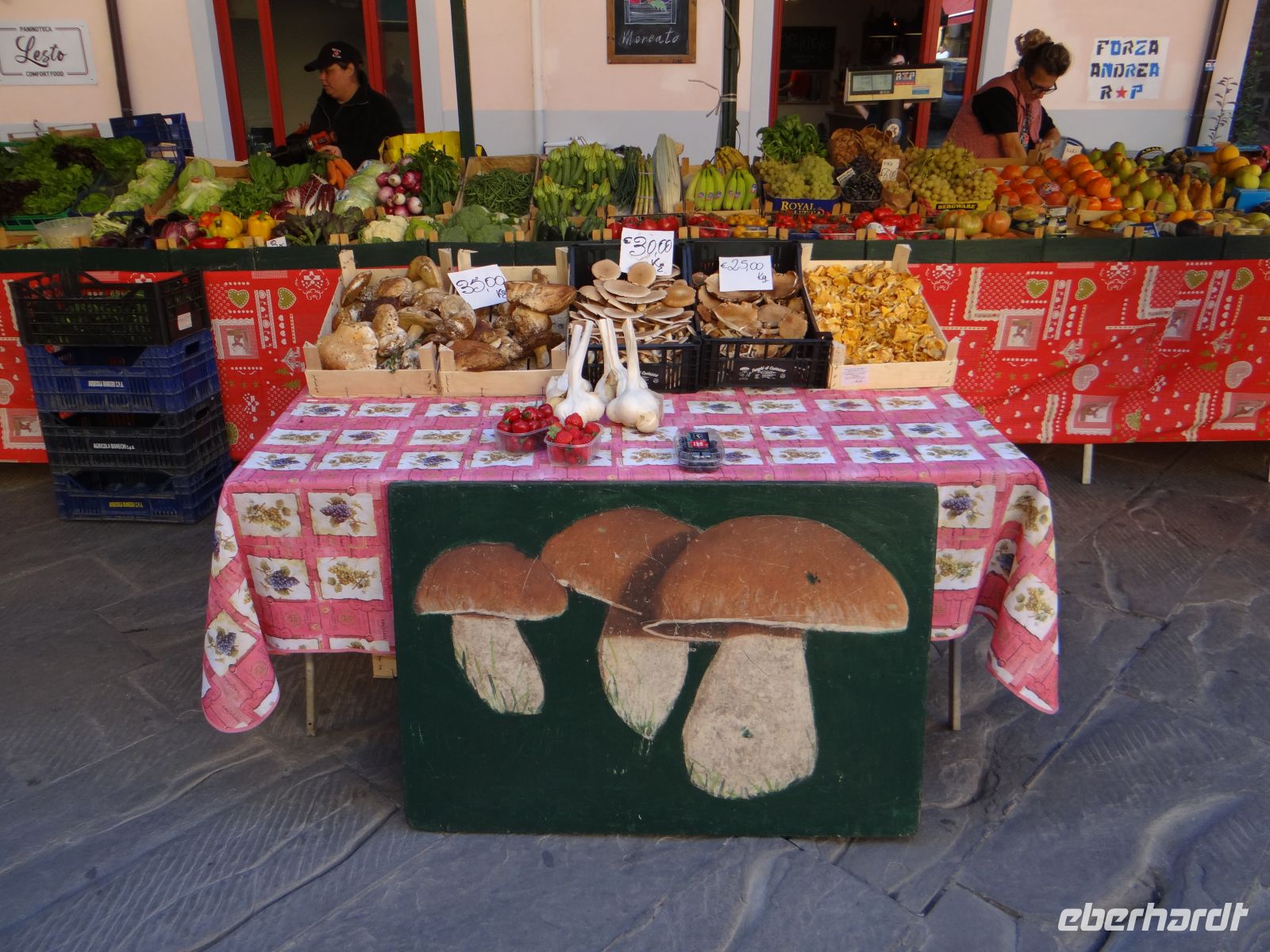 Pisa, heute, am Freitag, bieten Stände ihr appetitliches Angebot feil. 