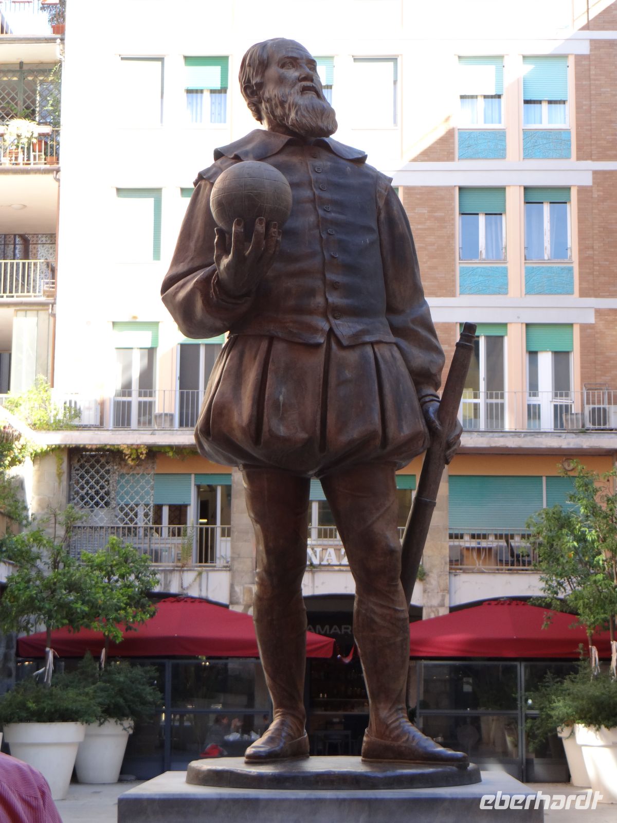 Pisa, Galileo Galilei steht hier ein wenig verloren. Doch wir sind voller Bewunderung für ihn. 