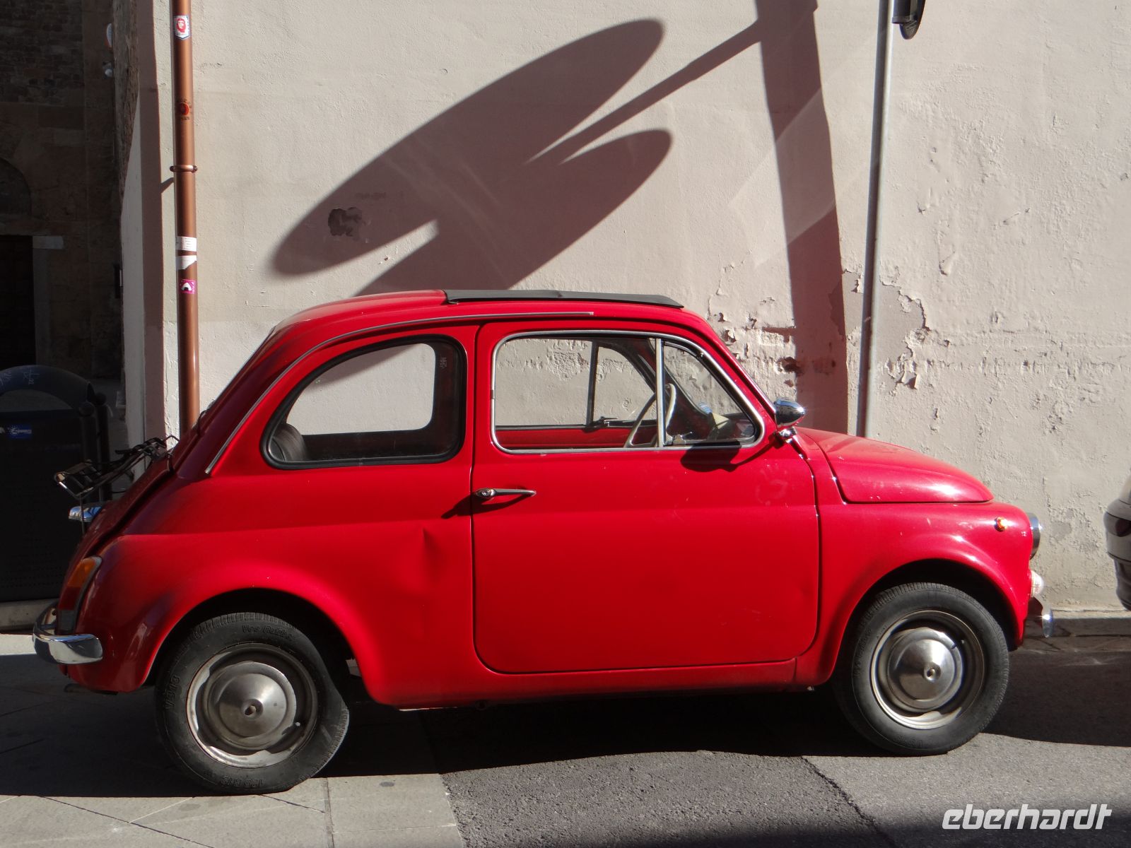 Pisa, ein Schmuckstück, dieser kleine Flitzer, Fiat 500. 