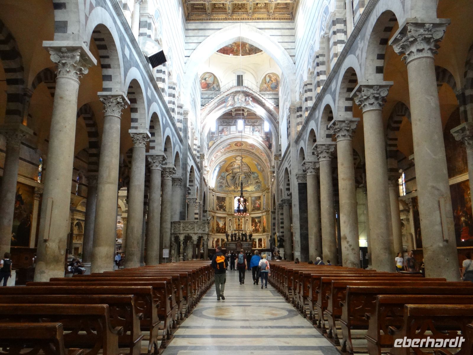 Pisa, die Säulen der fünfschiffigen Kathedrale sind aus einem Stück gearbeitet.