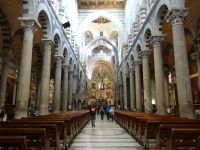 Pisa, die Säulen der fünfschiffigen Kathedrale sind aus einem Stück gearbeitet.