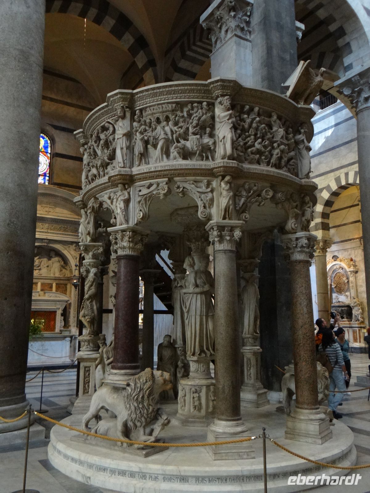 Pisa, die Kanzel von Giovanni Pisano ist ein kostbares Kunstwerk.