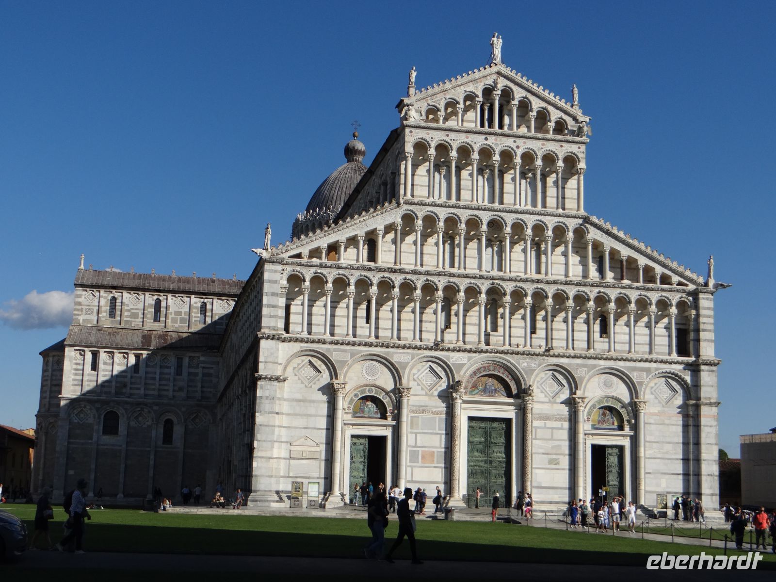 Pisa, die Fassade der Kathedrale ist mit mehrfarbigem Marmor verkleidet. 