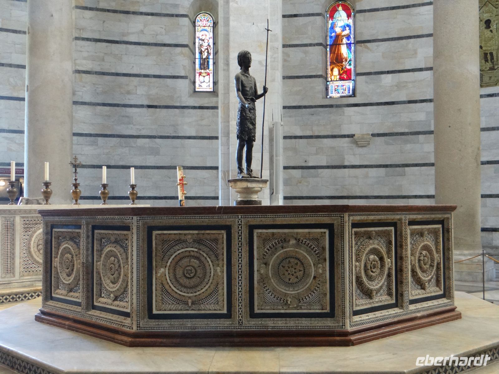 Pisa, in der Mitte des Baptisteriums erhebt sich das große Taufbecken. 