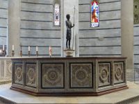 Pisa, in der Mitte des Baptisteriums erhebt sich das große Taufbecken. 