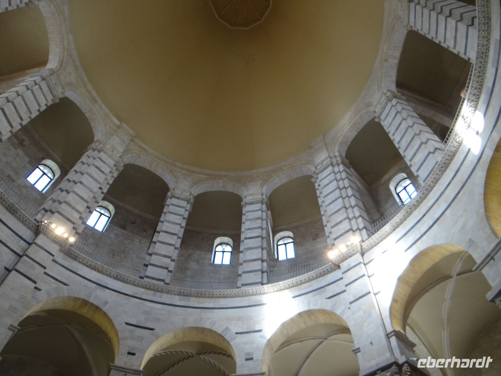 Pisa, der Rundbau des Baptisteriums ist elegant und schlicht. 