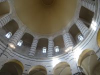 Pisa, der Rundbau des Baptisteriums ist elegant und schlicht. 