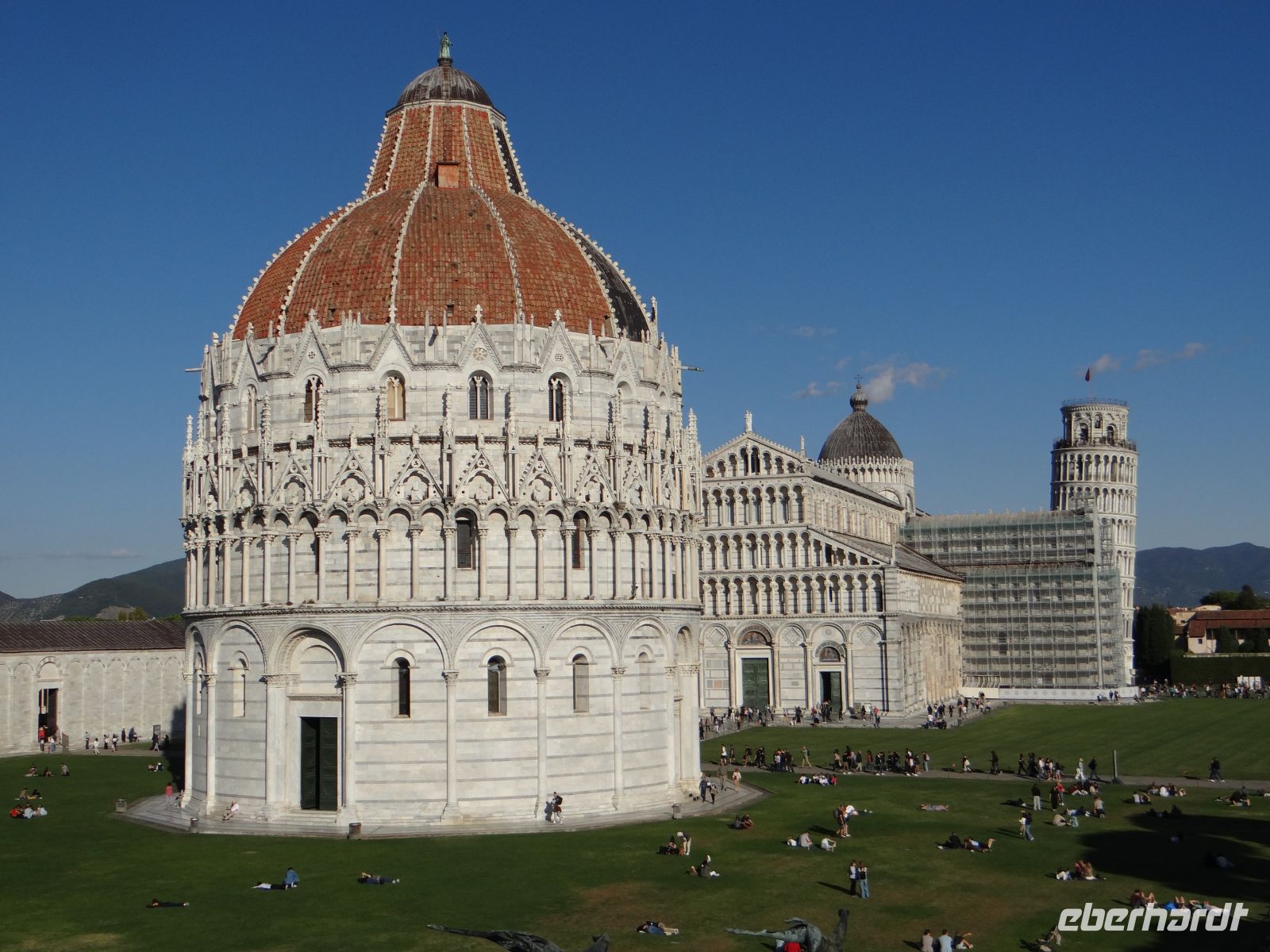 Pisa, die Piazza dei Miracoli mit Baptisterium, Kathedrale und schiefem Campanile.