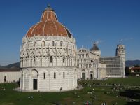 Pisa, die Piazza dei Miracoli mit Baptisterium, Kathedrale und schiefem Campanile.