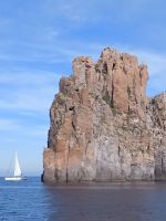 Die Felsen und das Segelboot - Liparische Inseln - Sizilien 