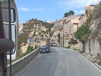 Die Ausweichmanöver in den engen Straßen von Orten und Serpentinen in Kalabrien 