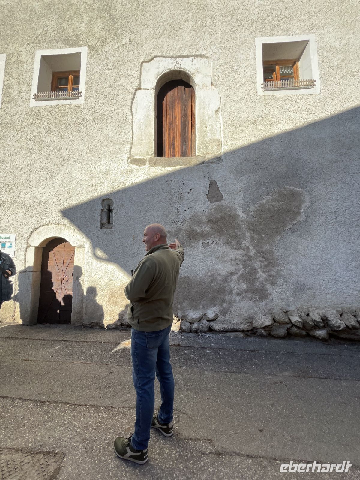 Weihnachts- & Silvesterreise Südtirol:  St. Martin zum Schildhof - ehemalige Eingang zwischen den 2 Fenstern