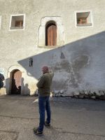 Weihnachts- & Silvesterreise Südtirol:  St. Martin zum Schildhof - ehemalige Eingang zwischen den 2 Fenstern