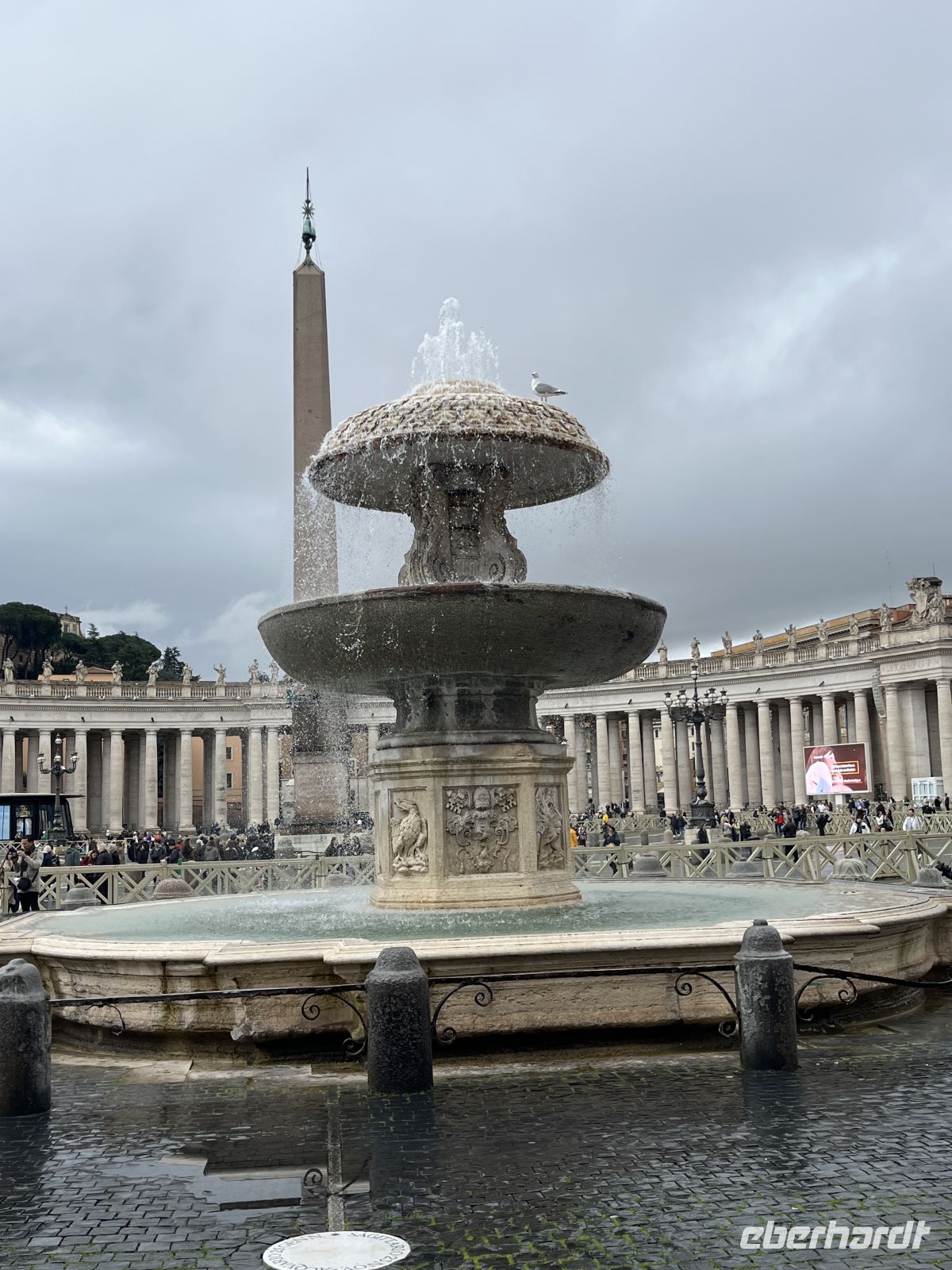 ROM - Petersplatz im Vatikanstadt - Brunnen 1675 fertiggestellt von Bernini; Kolonnaden & Vatikanische Obelisk